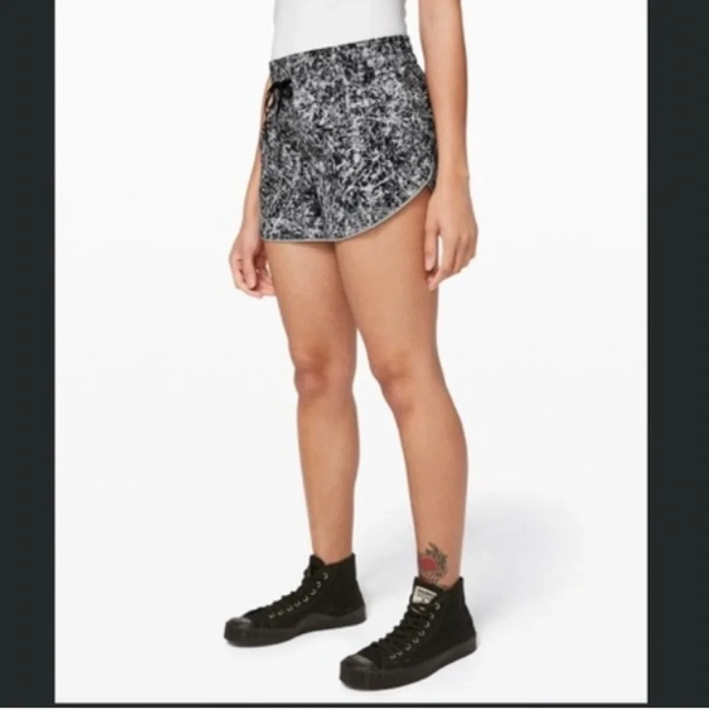 LULULEMON *REVERSIBLE 3" Paint Splash Ice Grey
Multi/Riverstone SHORTS - Picture 3 of 6